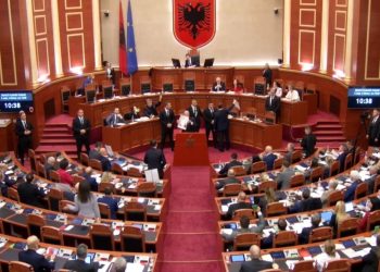 Tensione në Kuvend! Peleshi i ndërpret fjalën Berishës; Balla: Dënoj sulmin që i bëri Gonzatos