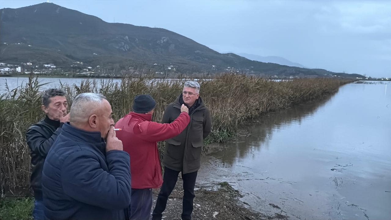  Prej ditësh  mijëra hektarë tokë nën ujë   Gjekmarkaj viziton zonat e përmbytura  Pasojë direkte e dështimit të qeverisjes