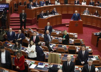 “I shoftë mortja, i shoftë”- Satira e Gjekmarkajt për përplasjet në Kuvend: Kur Opozita i ktheu të pasmen Babos, nja dy-tre nga ministrat..