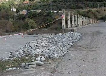 Probleme nga moti i keq në Gramsh, reshjet e dendura të shiut dëmtojnë urën e Shëmrizës