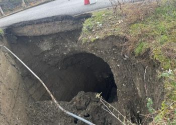 FOTOT- Situata me motin e keq/ Krijohet një gropë e madhe pranë urës në Gramsh, shkak rrëshqitja e dheut