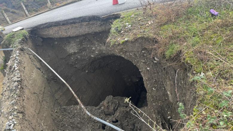 FOTOT  Situata me motin e keq  Krijohet një gropë e madhe pranë urës në Gramsh  shkak rrëshqitja e dheut