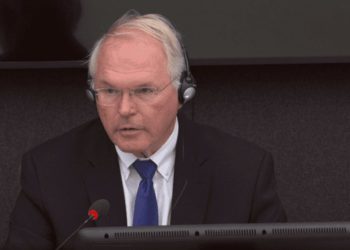 Hill: Gelbard e quajti UÇK-në “terroriste”, sikur i dha sinjal sulmit serb në familjen Jashari