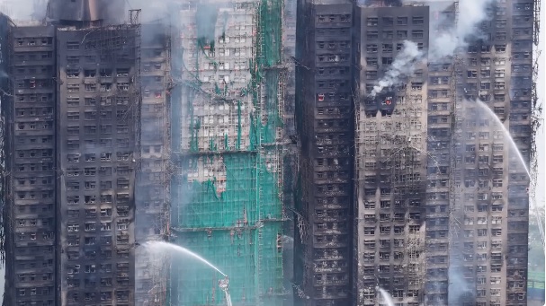 Zjarri katastrofik në Hong Kong  55 viktima dhe 270 të zhdukur