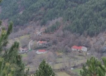 Fushë-Arrëz, 2 personat e armatosur vijojnë të ngujuar në banesë. Vëllai i njërit prej tyre dërgohet për negociata! Vijojnë thirrjet për..