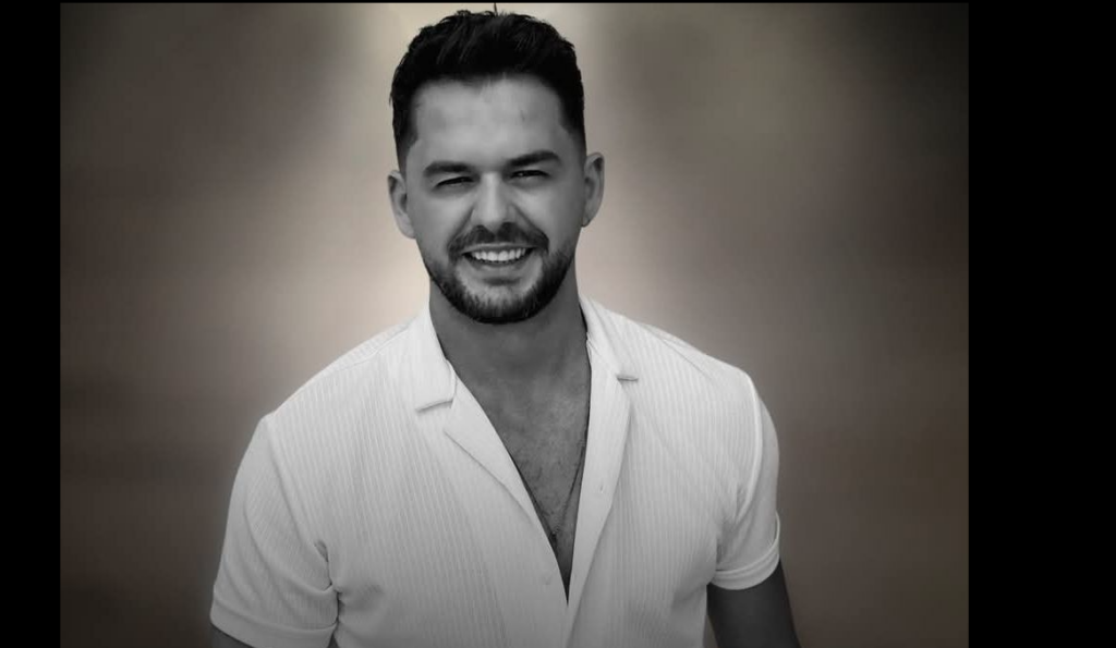  Me këngë në buzë e dritë në sy   sot i jepet lamtumira Shpat Kasapit