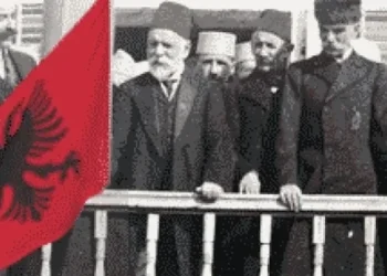 Ismail Qemali a u helmua në Itali? Ja çfarë deklaron historiani i njohur