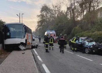 Aksident i rëndë në Torino / Autobusi me 50 nxënës përplaset me “BMW” 20 të plagosur, humb jetën..