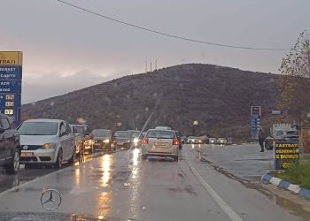 Normalizohet situata në pikën kufitare të Kapshticës, pala shqiptare dhe ajo greke punojnë me nga 5 sportele