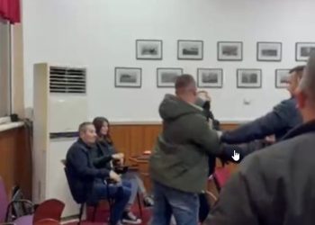 “Turp të keni, legena”- U arrestua pas sherrit në Bashkinë e Pogradecit, Gjykata liron nga burgu Kevi Muçollarin