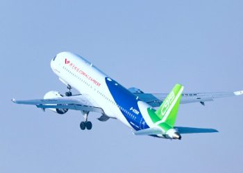 Aeroplani kinez “C919” bën debutimin në Lindjen e Mesme në Ekspozitën Ajrore të Dubait 2025
