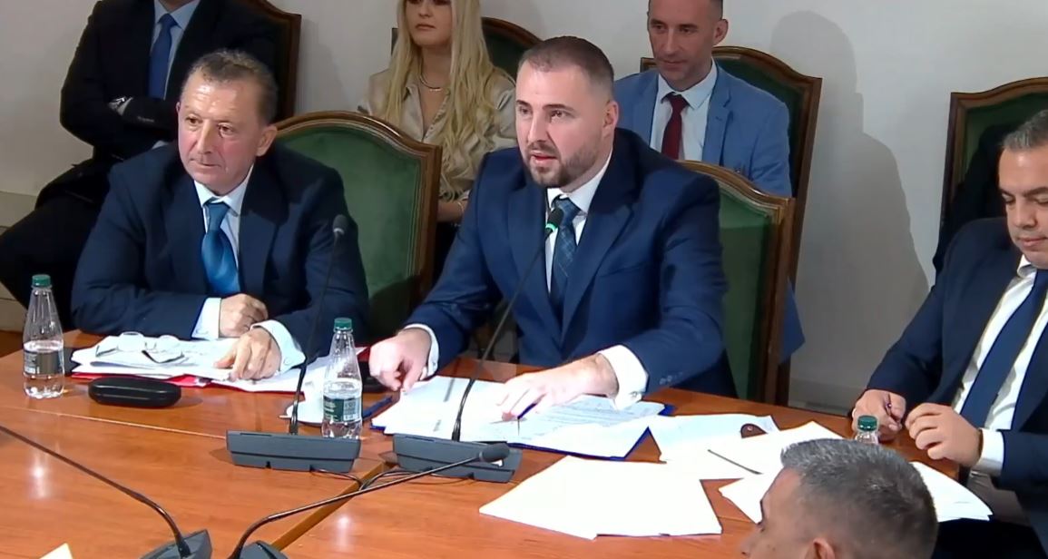  Qelitë e VIP ave në Durrës  si hotel   kreu i Burgjeve përplaset me opozitën  Ushqimi nga jashtë prej frikës së hakmarrjeve