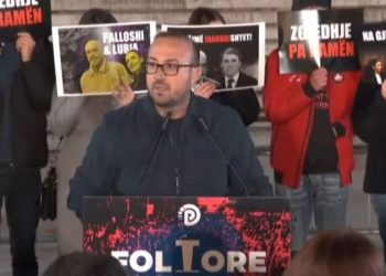 Deputeti i PD, Korreshi nuk i mban batutat në protestë: Ndjesë për emocionet se jam mësuar të flas para…