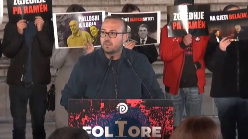 Deputeti i PD  Korreshi nuk i mban batutat në protestë  Ndjesë për emocionet se jam mësuar të flas para 