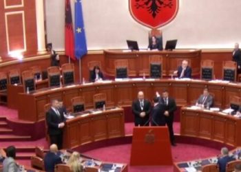 VIDEO-Tensione në Kuvend, ndërhyn Garda/ Balliu kërkon të flasë, drejtuesja e seancës: Të kam hequr të drejtën e fjalës!