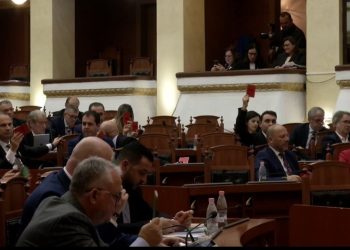 Bojkot i përkohshëm i Kuvendit duke u nisur nga e hëna, zbulohet mesazhi i Gaz Bardhit për deputetët demokratë