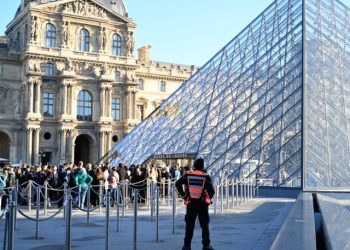 Grabitja në Luvër, fjalëkalimi (i dukshëm) për kamerat, 4 arrestimet dhe misteri i vendndodhjes së xhevahireve. Ja ç’dihet deri tani!