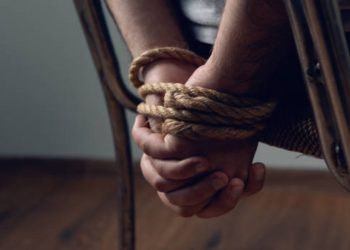 Shkoi për një foto në banesën e këngëtarit të preferuar, i riu kalon orët e ferrit. Artisti e merr peng, e zhvesh dhe e qëllon me..