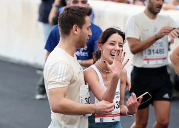 Vajza turke merr propozimin për martesë në finishin e garës, në Maratonën e Athinës