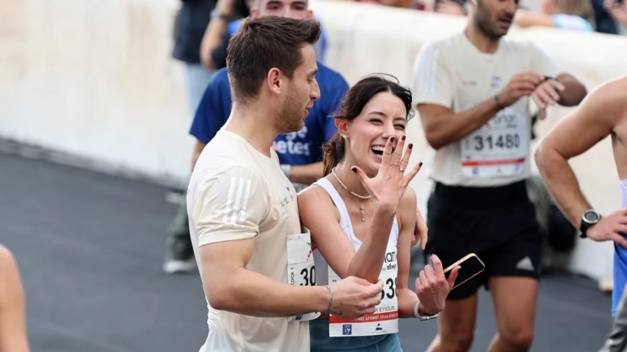 Vajza turke merr propozimin për martesë në finishin e garës  në Maratonën e Athinës