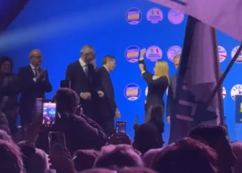 Video/ “Kush s’kërcen është komunist”, fushata e Melonit si një ndeshje futbolli, bashkohet me korin e qytetarëve