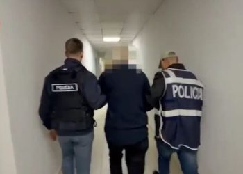 U merrte para pacientëve për ekot, kapet në flagrancë mjeku në Fier! I gjenden edhe miliona lekë në banesë