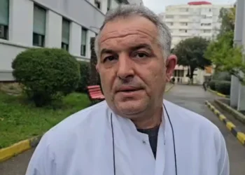Plagosja me thikë pranë zemrës, mjeku: I mituri është intubuar, vazhdon të jetë në gjendje të rëndë