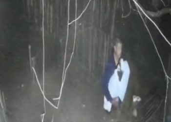 Momente prekëse kur kryefamiljari nxjerr fëmijët pas përmbytjes së banesës në Pogradec