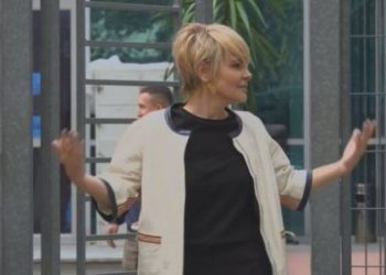 “Ja ku jam”! Me look të ri dhe e buzëqeshur, Monika Kryemadhi paraqitet në SPAK