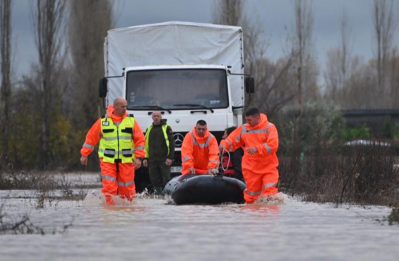 Moti i keq  evakuohen 5 familje  Rrugë të bllokuara në disa qarqe  Pa energji fshatrat në Dibër  Kukës dhe Korçë