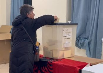 E moshuara në Vlorë hedh votën në minutat e fundit të mbylljes së procesit, tregon arsyen e ‘vonesës’: Tani pushoi shiu…
