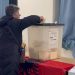 E moshuara në Vlorë hedh votën në minutat e fundit të mbylljes së procesit, tregon arsyen e ‘vonesës’: Tani pushoi shiu…