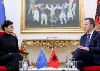 “Mbështetje e plotë për rrugëtimin e Shqipërisë në BE”/ Niko Peleshi pret në Kuvend komisioneren Marta Kos