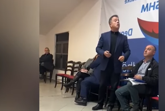 VIDEO Demokratët sherr me Flamur Nokën në degën Kamëz Paskuqan  Prej teje nuk rri asnjë sekondë në PD  Kërkojnë llogari për  