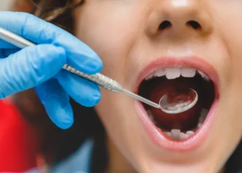 OBSH: Gjysma e fëmijëve shqiptarë i kanë dhëmbët të prishur/ Raporti tregon edhe shkaktarët