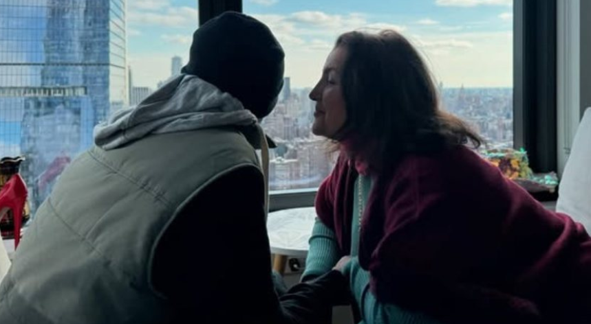 Parashqevi Simaku mesazh të birit  Nuk të mbaj inat  as të gjykoj  11 muaj pa të takuar  edhe nëse më mohon si nënë 