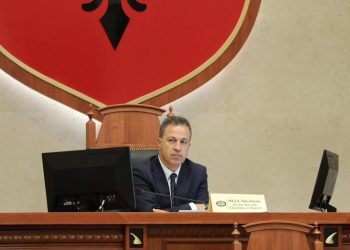 VIDEOLAJM-‘Për procedurë zoti Balluku’/ Lapsusi i Niko Peleshit shkakton të qeshura në sallë