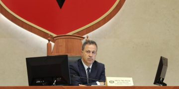 VIDEOLAJM-‘Për procedurë zoti Balluku’/ Lapsusi i Niko Peleshit shkakton të qeshura në sallë
