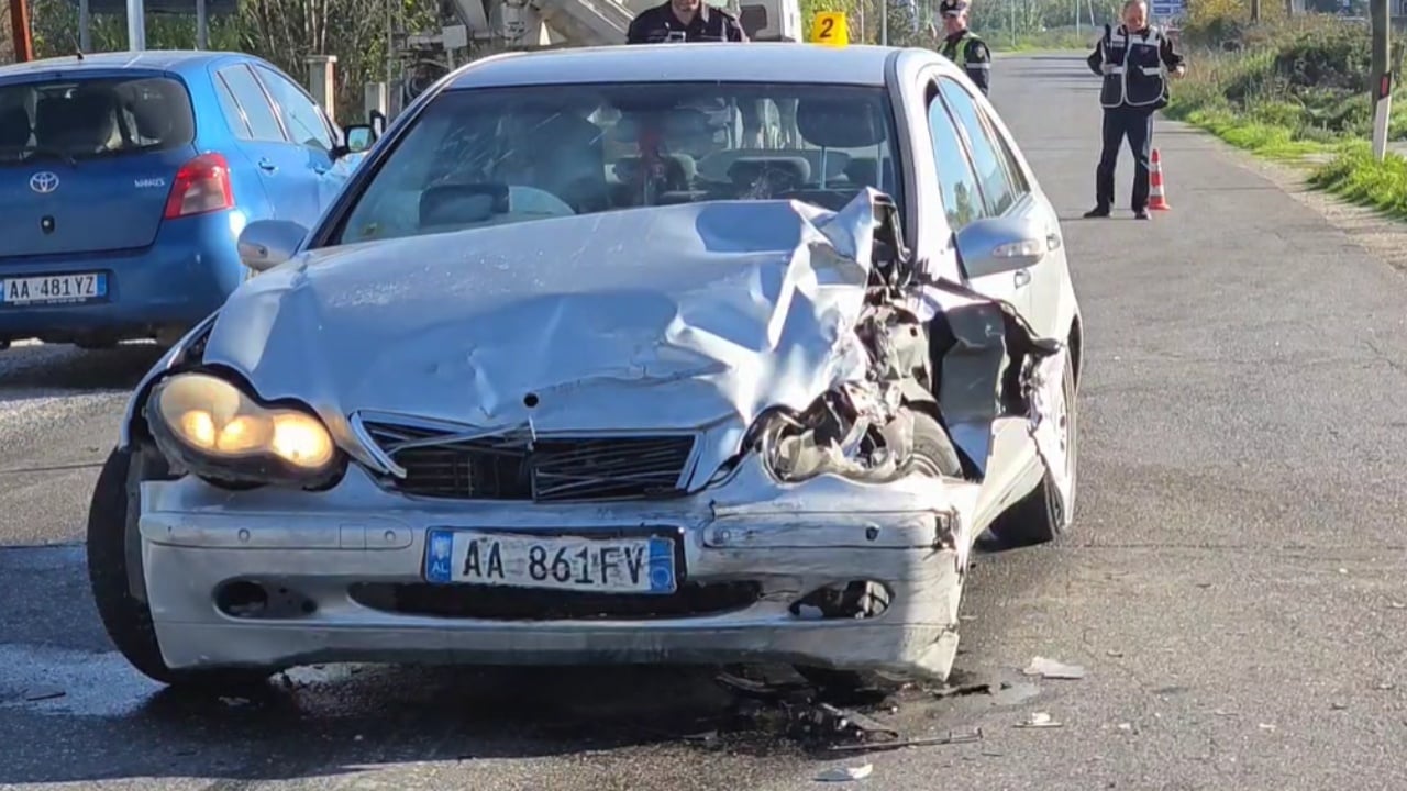 Aksident i rëndë  2 makina përplasen me njëra tjetrën në Fier  Gjashtë të plagosur  dërgohen me urgjencë në spital