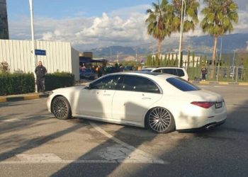 Si ndodhi atentati pranë aeroportit të Rinasit! Autorët me ‘Toyota’ me targa greke qëlluan me breshëri plumbash drejt Benzit luksoz