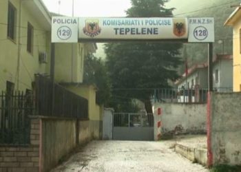 Kërcënoi me armë gjahu të riun dhe i dëmtoi automjetin, arrestohet 19-vjeçari i shpallur në kërkim në Tepelenë