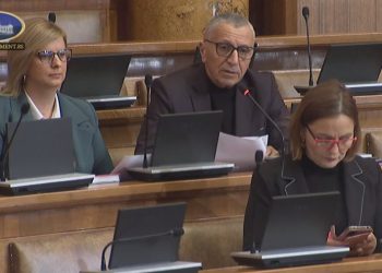 Deputeti shqiptar “shkund” Parlamentin serb: Duam targa dhe policët tanë në Preshevë! Lejoni simbolet tona