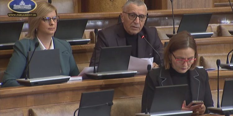 Deputeti shqiptar “shkund” Parlamentin serb: Duam targa dhe policët tanë në Preshevë! Lejoni simbolet tona