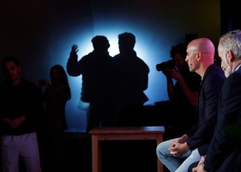 VIDEO/ Po prezantonte librin, ish-drejtuesi i Federatës Spanjolle të Futbollit goditet me vezë nga xhaxhai i tij