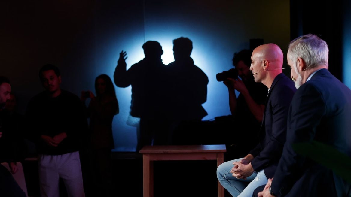 VIDEO  Po prezantonte librin  ish drejtuesi i Federatës Spanjolle të Futbollit goditet me vezë nga xhaxhai i tij