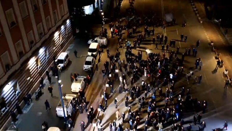 LIVE  Foltorja e dytë  opozita proteston para Kryeministrisë