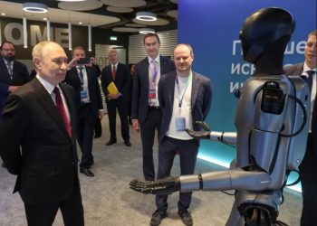 VIDEO/ Roboti kërcen përpara Putin: Emri im është Green! Jam një formë fizike e teknologjisë