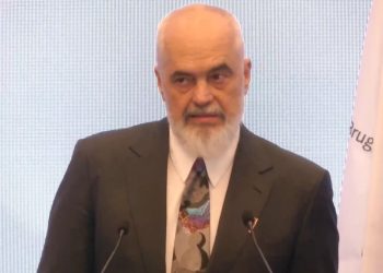 Dëbimi i 700 familjeve shqiptare, Rama sulmon sekretaren e Brendshme britanike: Pëshpërimë statistikore, kërkon të fitojë…