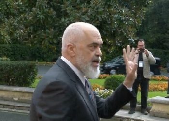 VIDEO-“A do ta shkarkoni?”/ Rama ‘përplaset’ me gazetarët për Ballukun: Pse duhet të biesh në sy ti me ulërima, do ta jap fjalën nëse…