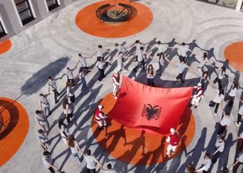 VIDEO / Në prag të festave të Nëntorit, Rama shpërndan krijimin e veçantë të nxënësve të Shkodrës